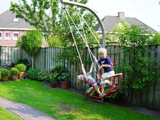 Spelen en relaxen, de Top Swing is een mooie praktische oplossing voor in uw tuin